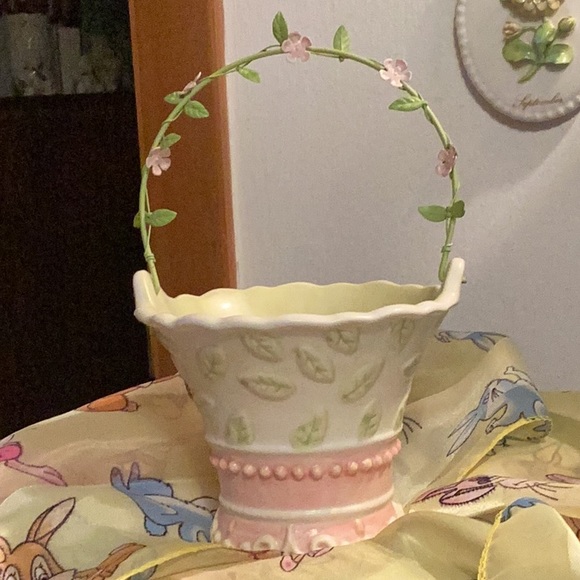Department 56…Porcelain Easter Basket with a Hinged Handle. - Picture 1 of 2